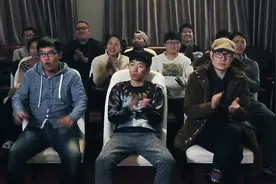首届选丑大赛，吉祥物康康丑吐评委图片