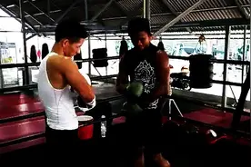 中国虎杨建平拜师播求！看泰拳凶狠肘击现场指导反手KO拳图片