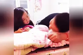 四岁女儿教训起爸爸来了！一席话领爸爸哭笑不得！太可爱了！图片