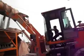 这小萌娃太厉害了，这挖机开的不比大人差，真牛啊！图片
