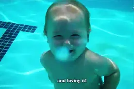 看看国外父母是怎么教宝宝游泳的，中国父母太惯孩子了!图片