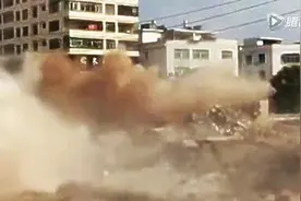 挖掘机拆桥，霸气侧漏，整座桥瞬间坍塌！图片