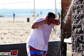 超贱的海滩洗发水恶作剧，把人都洗崩溃了，太搞笑了图片