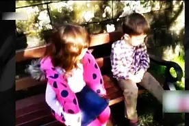 人小鬼大！4岁姐姐训2岁弟弟「你要成熟点」，网络爆红！图片