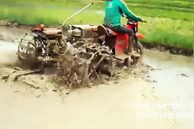 谁说三轮车只能在路上开，看看三轮犁田车吧！图片