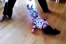 这爸爸太可恶了，可爱女儿被爸爸在地上转圈，可爱女儿笑的很开心图片