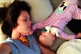 女婴使出放屁绝招，整醒老妈图片