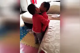 双胞胎儿子互相抱着亲嘴，妈妈惊讶大叫，笑死了图片