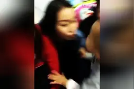 这才是人生巅峰！小男孩连续亲了7个美女阿姨！图片