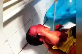 真实拍摄刚出生3天婴儿在医院洗澡，护士阿姨咱能温柔点不？图片