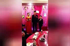 10岁小男生主持婚礼，声情并茂hold住全场图片