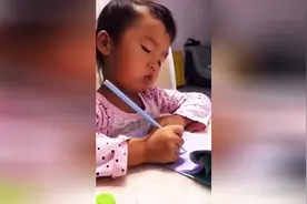 这5岁小女孩太逗了，一见到作业就犯困，笑死了！图片