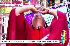 这哥们一口气喝掉一扎可乐，真的是一口气，想给他塞一条曼妥思图片