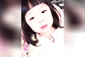 一脸萌相的小女孩饶舌版儿歌，肉嘟嘟的小脸蛋真可爱图片