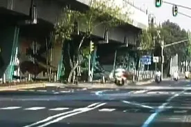 摩托车警队遭遇减速带，瞬间悲剧了，好惨！图片