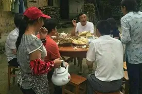 华为总裁任正非又被拍头戴草帽身穿短裤去田间地头和乡亲们侃大山图片