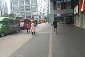 山东小伙游云南，街头碰到老外穿短裤，他不冷吗视频封面