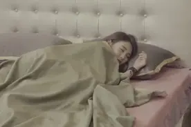 九尾狐还在睡觉，男子居然把她的尾巴拉出来擦鞋，简直过分视频封面