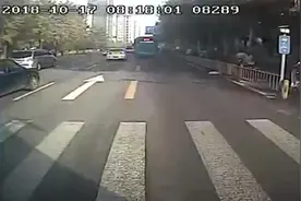 暖！怀孕8个月准妈妈路边摔倒，公交司机停车后一秒下车施救视频封面