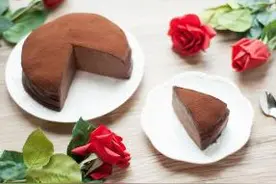 教你不用烤箱也能做巧克力千层蛋糕，情侣节日必备哦~图片