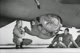 B17空中堡垒上机枪手那些尴尬的姿势图片