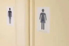 笑出强大：走到厕所门口我突然不知道进哪一间了图片