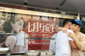 大鹏公交站前与一男子拥抱，原因竟是看见一路牌图片