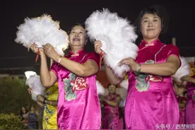 资深美女中秋夜街头旗袍秀 买月饼请市民品尝图片
