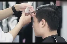男生一定要露出额头，剪这样的发型就是帅小哥哥的笑真的迷倒我了视频封面
