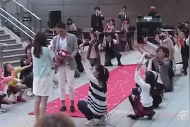 日本快闪求婚，这哪个女生不会答应啊视频封面