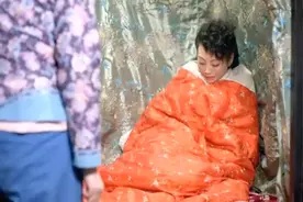 警司看上酒楼老板娘 竟深夜拜访说出要挟的话 最后还被他得逞了视频封面