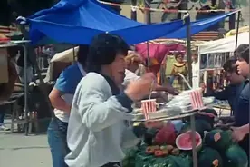成龙和元彪合伙卖快餐，成龙这样送餐太帅了，难怪生意那么好图片