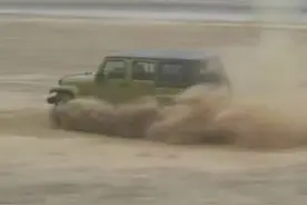 jeep牧马人玩漂移翻车