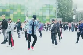 张艺兴街头闪现与粉丝齐舞！跳完就跑，围观群众都沸腾了！