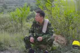 街头擦鞋骗局，1元一次，大家要小心了，这位美女就被骗了100块视频封面