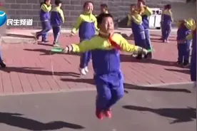 爆笑萌娃！8岁小学生跳绳比赛，裤子掉了顾不上提：我要争第一视频封面