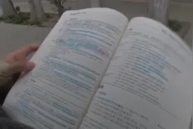 西安市民新买考试参考书 发现多处错误 却被编印方要求删除爆料视频封面
