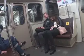 当一个陌生小姐姐靠在你的肩膀上睡着了，你会怎么做视频封面