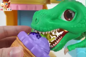 恐龙益智动画：绿色霸王龙竟然吃起冰淇淋甜筒，还大呼非常好吃！