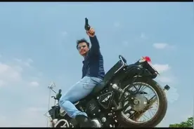 直立摩托车原地旋转，720度甩枪，一枪狙翻一辆SUV视频封面