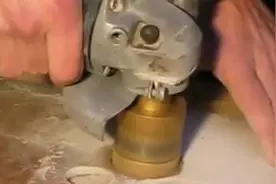 用角磨机在瓷砖上打孔