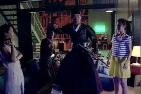 两位穿越男子第一次看电视，竟然是这样的反应，有点夸张喔视频封面