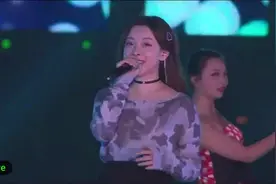 何曼婷来到我的家乡万载县，来听听这首现场版的《素颜》视频封面