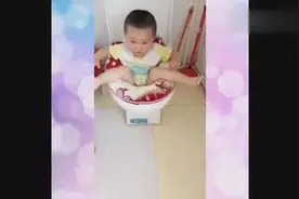 熊孩子蹲在马桶上拉屎，接下来的一幕让人笑翻了视频封面