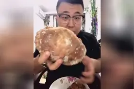 跟土豪学各种海鲜的吃法，学会以后出门吃海鲜不丢人，鲍鱼，螃蟹视频封面