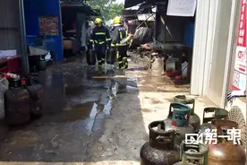 <江西>早餐店厨房油烟管道起火 消防官兵火场抢出9个煤气罐