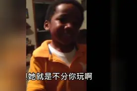 小男孩说姐姐对着他脸放屁，妈妈假装要报警，小男孩急了各种说情视频封面