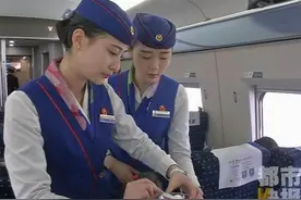 铁路春运第一天 空姐“变身”高铁乘务员图片