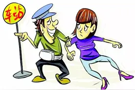 衡州派出所依法查处一名在高铁站喊客拉客的司机；市民发现客车超员，可拨打122或微博举报图片