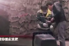 当别人在你面前摔倒时，你会怎么做？看完视频最后被暖哭了